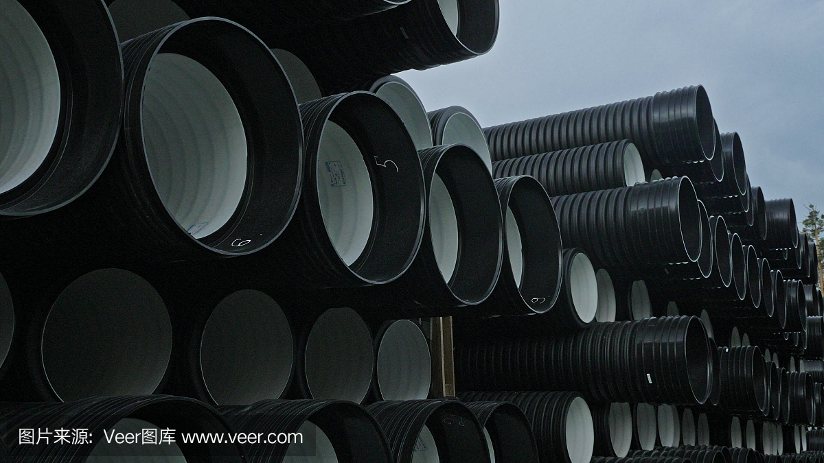 成品塑料管倉庫,工業戶外儲存場地。生產塑料水管的工廠。